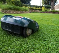 Vejos robotai – išmanus sprendimas šiuolaikinei vejos priežiūrai