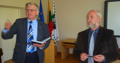 Į gyventojų klausimus atsakė Vidmantas Macevičius (dešinėje) ir UAB „Šilutės šilumos tinklai“ direktorius Algis Šaulys.