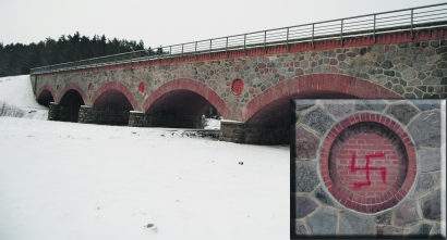 Šilutės geležinkelio tiltas buvo apipaišytas nacių simboliais.