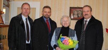 Iš kairės - Šilutės seniūnas Raimondas Steponkus, Šilutės rajono savivaldybės Socialinės paramos skyriaus vedėjas Alvidas Šimelionis, Janina Stungurienė ir meras Vytautas Laurinaitis.
