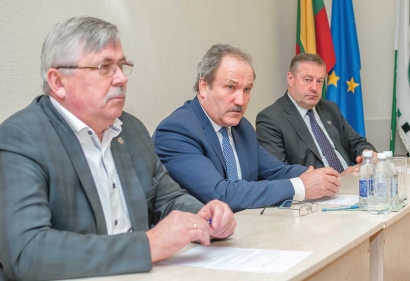 Šilutės rajono savivaldybės vadovai (iš kairės į dešinę) vicemeras A. Bekeris, meras V. Laurinaitis ir administracijos direktoriaus pavaduotojas V. Pozingis. S. Gvildžio nuotr.