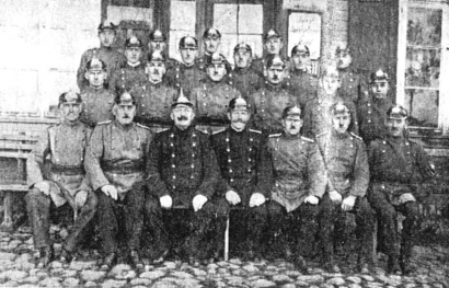 1927 m. nuotraukoje Rukų gaisrininkai savanoriai: Stovi viršutinėje eilėje iš kairės: Poska (Potschka), Borsmanas (Boerschmann), Rimkus, Asmutaitis (Aschmutat) Martinas Anduzys (Martin Anduszies), Avižius (Awiszus), Paul Killat, Grosmanas (Grosmann), Bormas (Borm). Vidurinė eilė: Jakštaitis (Jekstat), Barstys (Barsties), Konradas (Conrad), Pyragas (Pyrags), Fricas Roga (Fritz Rogga), Laurus. Sėdi: Kuršaitis (Kurschat), Pykas (Pieck), gaisrinės viršininkas Anduzys (Anduszies), jo pavaduotojas Greinus, Jurgelaitis (Jurgeleit), Kaminski, Rachmann. Nuotraukoje trūksta Johann Rogga, Fritz Killat ir Hermano Killat.