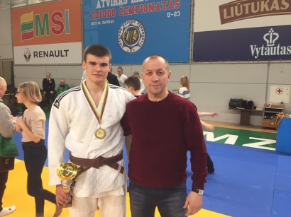 Edvardas Sagalec – Lietuvos U-23 dziudo čempionato laimėtojas su treneriu Rimvydu Lukošiumi.