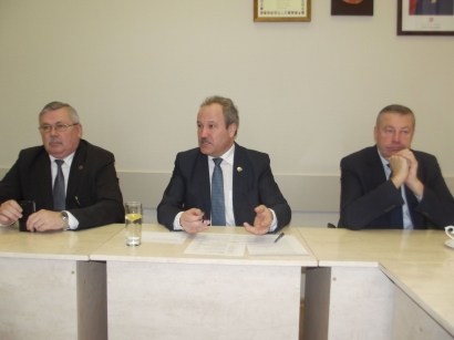 Spaudos konferencijos metu (iš kairės): A. Bekeris, V. Laurinaitis ir V. Pozingis.  