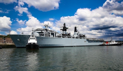 Pratyboms bus vadovaujama iš Jungtinės Karalystės karališkojo karinio jūrų laivyno laivo „HMS Albion“. 