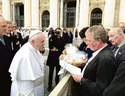 Popiežiui Pranciškui Europos pienininkai perskaitė peticiją dėl savo sun­kios situacijos.