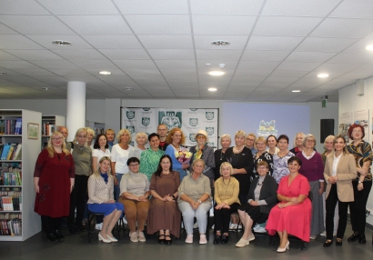 Bendra renginio dalyvių, svečių ir organizatorių nuotrauka atminčiai. Bibliotekos archyvo nuotr.