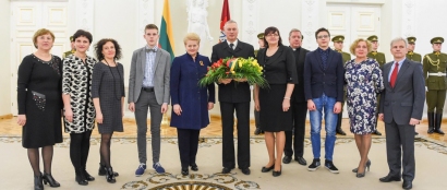 Švėkšnos bendruomenės atstovai, signataro K. Šaulio giminaičiai perėmė puokštę gėlių iš Prezidentės D. Grybauskaitės.