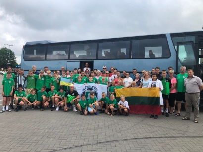 VšĮ „Šilutės sportas“ delegacija į Estiją prie autobuso.
