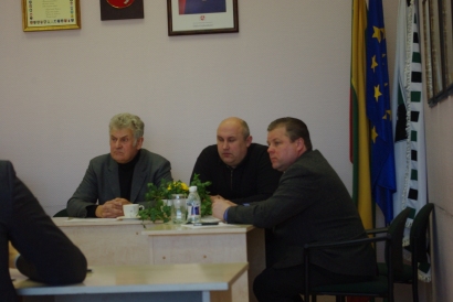 Tarybos nariai A. Kubaitis, G. Bružas ir D. Pundžius aktyviai diskutavo apie autobusų stoties tualetą.