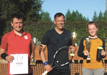 Turnyro „Pamario taurė–2023“ prizininkai (iš kairės): čempionas Rimas Ubartas, antros vietos laimėtojas Artūras Raicevičius ir turnyro puošmena, trečios vietos laimėtoja Ugnė Kromelytė.