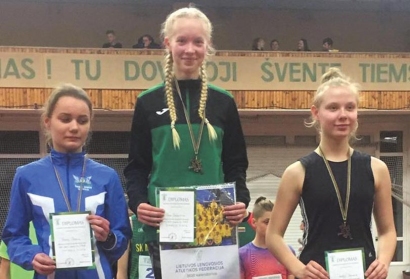 Lietuvos jaunučių lengvosios atletikos 1 000 metrų bėgimo čempionė Goda Šiaudvytytė (viduryje).