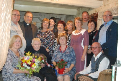 Jubiliatą Juozą Radžių sveikino vaikai su šeimomis, bendruomenės ir Gardamo seniūnijos atstovai.