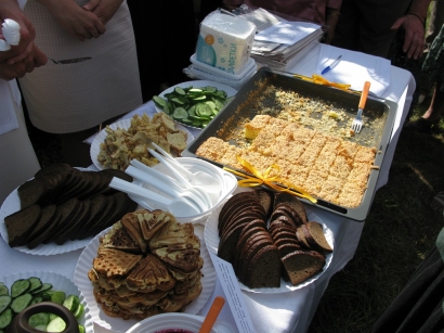 Ant stalų puikavosi krašto šeimininkių pagaminti lietuvininkų pavakarių (palaunagės) valgiai.