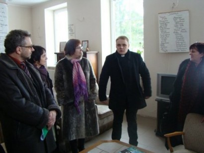 VšĮ ,,Gabrielius“ vadovas kunigas V. Miliauskas (dešinėje) svečiams aprodė gražėjančius bendruomenės namus.