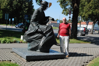 H. Šojaus skulptūros autoriaus brolis Arturas Daugulis džiaugiasi, kad žmogus, atėjęs prie skulptūros, gali pamatyti, kas jo autorius.