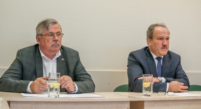 Šilutės meras V. Laurinaitis (dešinėje) ir mero pavaduotojas A. Bekeris spaudos konferencijoje.