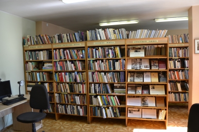 Žemaičių Naumiesčio bibliotekos patalpos mažytės. Čia vos telpa visos knygos, tačiau bibliotekininkės stengiasi jas paversti kuo jaukesnėmis skaitytojams.