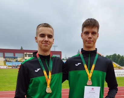 Lietuvos jaunimo lengvosios atletikos čempionato bronzos medalių laimėtojai Nojus Petraitis (kairėje) ir Mykolas Maurius. Trenerės Linos Leikuvienės kolegos dažnai klausia, ar jie ne broliai dvyniai, nes labai panašūs - aukšti, liekni.