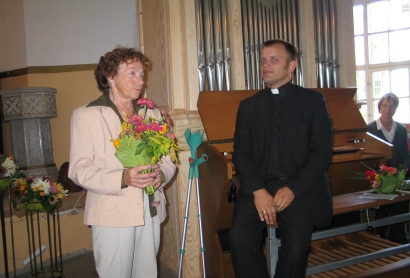 A.Petrošienė aktyviai dalyvauja „Heidės“ draugijos veikloje. Ji sveikina Kintų kunigą Mindaugą Žilinskį, vargonų įsigijimo proga. 