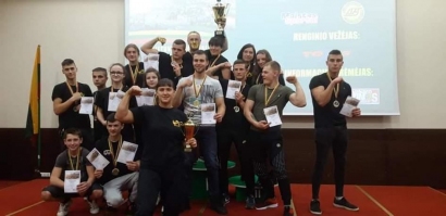 Rankų lenkimo klubo „Pamarys“ rinktinė, iškovojusi II vietą nacionaliniame čempionate Vilniuje.  