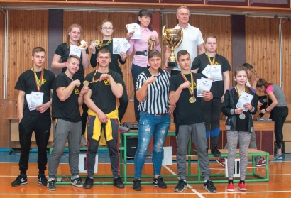 Lietuvos jaunimo rankų lenkimo čempionatą Šilutėje laimėjo salės šeimininkai pamariškiai, iškovoję didžiausią taurę. Sergėjaus Gvildžio nuotraukos