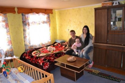 Auksė, Viktoras ir mažoji Andrėja jau sugrįžo į savo namus, kuriuos nusiaubė ugnis.