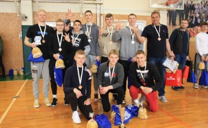 Šilutės sporto mokyklos U18 rinktinė su savo treneriu Petru Joniku.