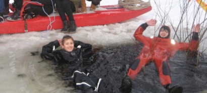 Jaunuosius šaulius – gelbėtojus sužavėjo praktiniai užsiėmimai ant ledo.