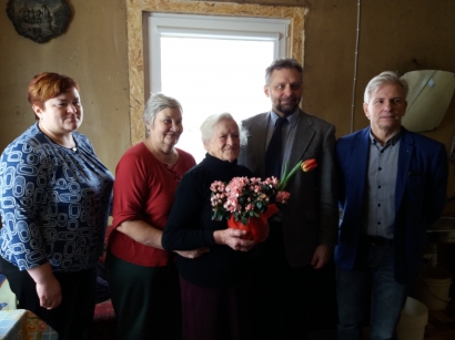 Jubiliatę su gimtadieniu sveikino Švėkšnos seniūnijos bei Šilutės rajono savivaldybės atstovai.
