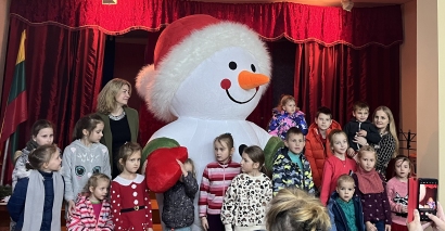 Vaikams didelį džiaugsmą dovanojo čia apsilankęs Sniego žmogus.