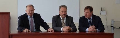(Iš kairės) Seimo vicepirmininkas K. Komskis, meras V. Laurnaitis ir VšĮ Šilutės ligoninė vadovas D. Steponkus susitikimo metu kalbėjosi apie būtiną skyrių remontą ligoninėje bei situaciją medicinos sistemoje.