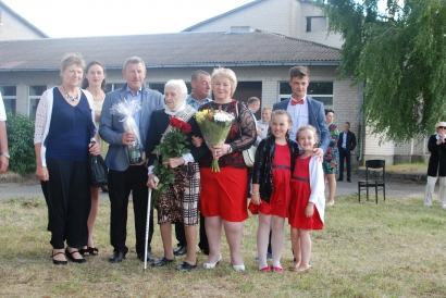 Pasveikinta vyriausia kaimo gyventoja G. Kasnauskienė, kurią į šventę atlydėjo būrys artimųjų.