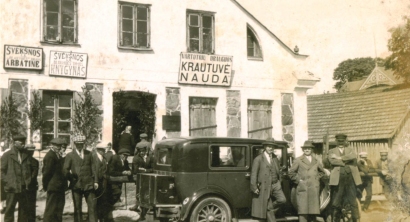 Vartotojų kooperatyvas „Nauda“, Švėkšnos arbatinė ir knygynas, XX a. 4 dešimtmetis. (Šilutės Hugo Šojaus muziejus).