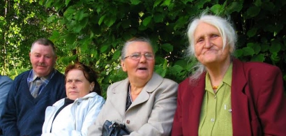 Elena Vaičiulienė (dešinėje) tebėra puiki dviejų našlaičių anūkų mama ir aktyvi Plaškių kaimo švenčių dalyvė.