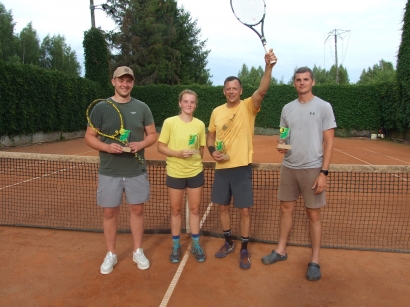 Turnyro prizininkai (iš kairės): Povilas Paulauskas, Ugnė kromelytė, Artūras Raicevičius ir Rokas Kožemiakinas.