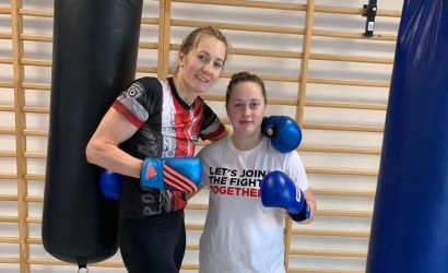 Šilutės boksui istorinė nuotrauka: pasaulio profesionalių bokso čempionė lenkė Karolina Koszevska (kairėje) ir jos varžovė Austėja Aučiūtė po kovos.