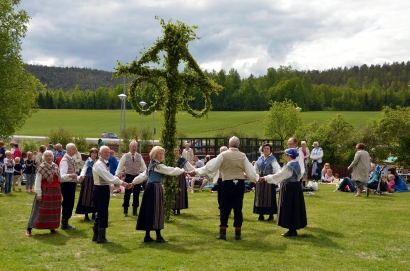 Nuo seno lietuviai per saulėgrįžą švęsdavo Rasas - tvėrimo, prasidėjimo šventę, kai suvešėjusi gamta yra pasiruošusi pradėti naują gyvybę.