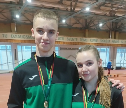 Lietuvos jaunimo lengvosios atletikos čempionato Kaune bronzos medalių laimėtojai Nojus Petraitis ir Gabrielė Urniežiūtė.