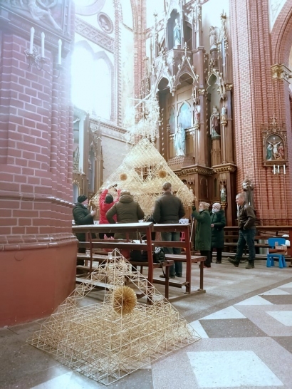 Švėkšnos Šv. apaštalo Jokūbo bažnyčia paprastai dienos metu būna atrakinta ir galima pamatyti rekordinį sodą.