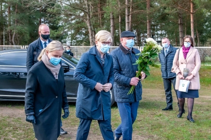 Premjerė I. Šimonytė lankėsi Macikų lagerio kapinėse. S. Gvildžio nuotr.