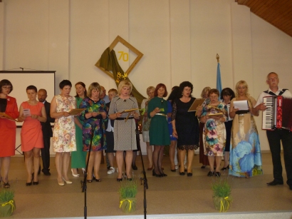 Dainavo Stoniškių pagrindinės mokyklos mokytojų ansamblis. 