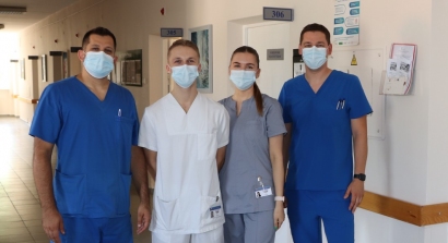 LSMU studentai Martynas Vekteris ir Augustina Pikelytė (viduryje) su gydytojais chirurgais Tomu Grenovecku (kairėje) ir Kasparu Gyliu.