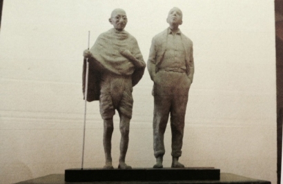 Lietuvis skulptorius Romualdas Kvintas jau sukūrė Rusnėje norimo statyti paminklo koncepciją. Paminklas vaizduoja tradiciniais indiškai rūbais apsirengusį M. Gandį su lazdele, šalia jo – vakarietiškai apsirengęs H. Kalenbachas.