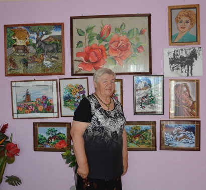 Ona Gudžiūnienė - tikra auksarankė. Namų sienos apkabinėtos jos siuvinėtais ir visaip kitaip kurtais paveikslais. „Kol dar akys mato, džiaugiuosi, jog galiu kurti grožį ir juo dalintis su kitais“, - džiaugėsi moteris.