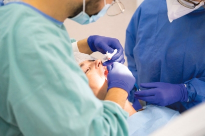 Dėl dantų protezavimo pagrįstumo įvertinimo reikia kreiptis į pirminės ambulatorinės asmens sveikatos priežiūros gydymo įstaigos, prie kurios asmuo yra prisirašęs, gydytoją odontologą.