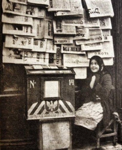 Prekiautoja laikraščiais. Vilniuje prieš Antrąjį pasaulinį karą buvo leidžiama 16 dienraščių ir 30 savaitraščių, daug kitų periodinių leidinių. Gidės Astos Cicienėnies asmeninio archyvo nuotraukos