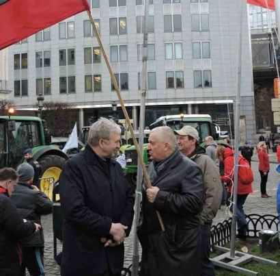 Europarlamentaras Bronis Ropė (dešinėje) sutiko į mitingą Briuselyje atvažiavusį Lietuvos pieno tarybos atstovą Virmantą Minkevičių.