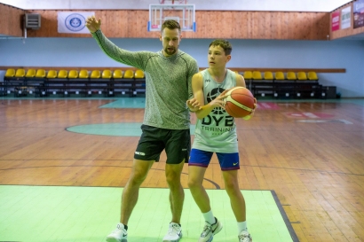 NBA krepšinio komandos trenerio asistentas D. Dulkys (kairėje) krepšinio aikštelėje darbuojasi su V. Gavėnia.