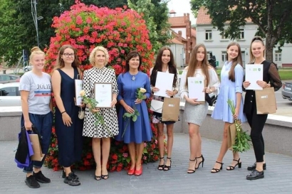 Šilutės socialinės globos namai džiaugiasi visu būriu savanorių, kurie baigė savo savanorystės kelią įstaigoje, gavo savanoriškos tarnybos pažymėjimus, dalis pasiliko neterminuotam laikotarpiui savanoriauti.